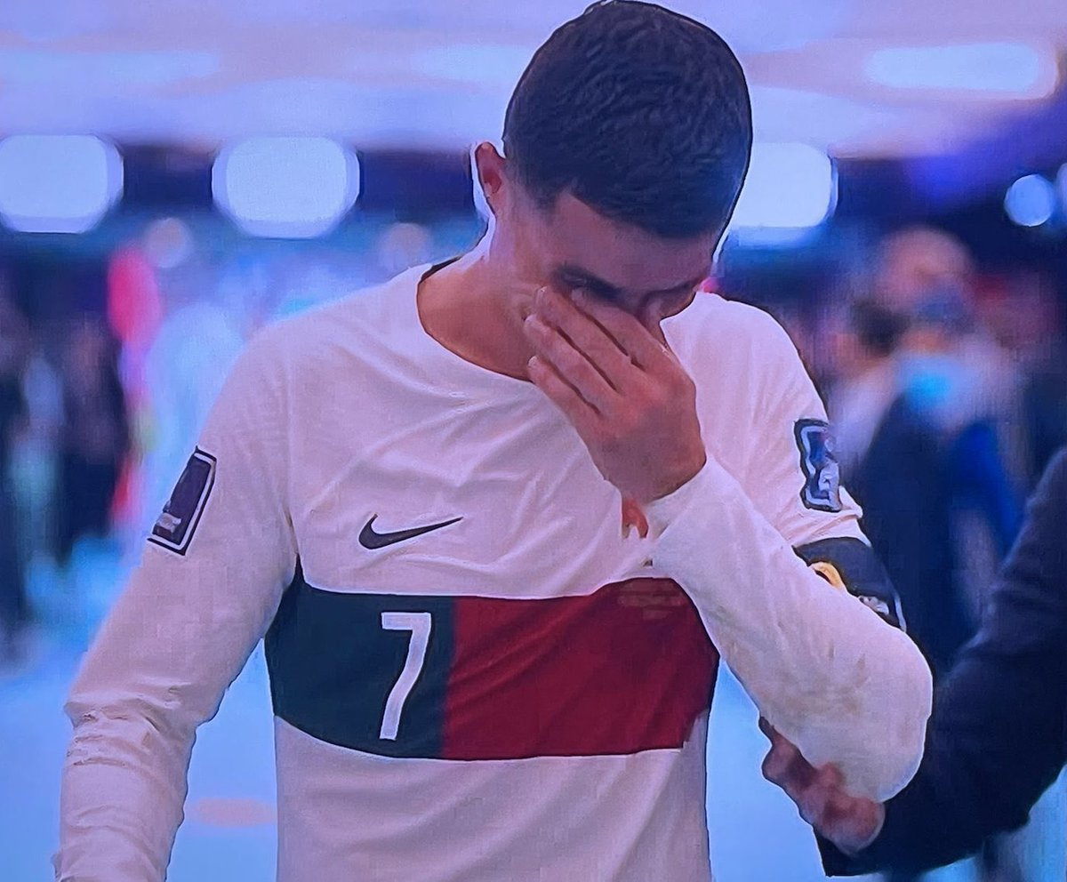 كان منتظر أحد ينقذه كالعاده 💔