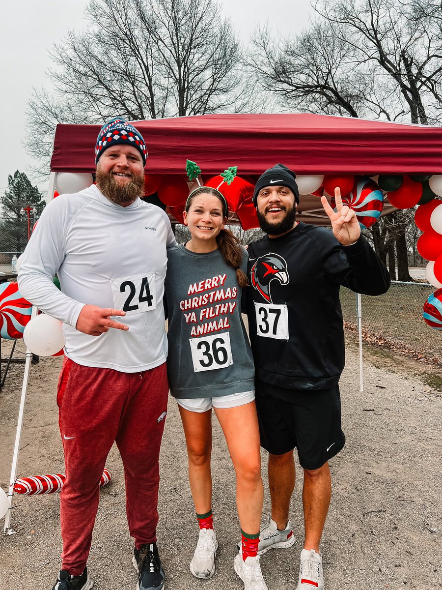 CoachBreyCook's tweet photo. ☑️ First Marathon (5K) in the books

#Trackhawks #24forever #BDOML https://t.co/uXrdm54872