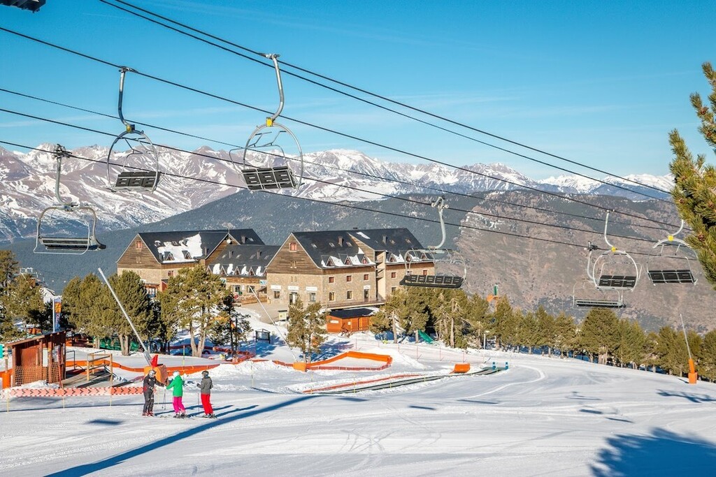 #skitrip Late availability for 2022/23 - Early booking for 2023/24 !!
#skiinskiout #groupski #schoolskitrip 
We have 6 #skistations lined up for you to take your choice ! instagr.am/p/Cl_tazHj5WI/
