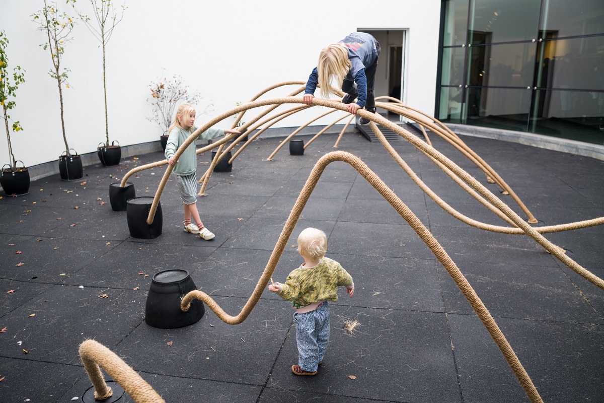 🤸‍♀️Nooit te koud om buiten te spelen. Ook deze winter kun je 'You will play in nuance and grow community' van kunstenaar Temitayo Ogunbiyi bezoeken. De speelinstallatie is te vinden in de gratis toegankelijke ruimte 'Het Oog'. 📸 Boudewijn Bollmann