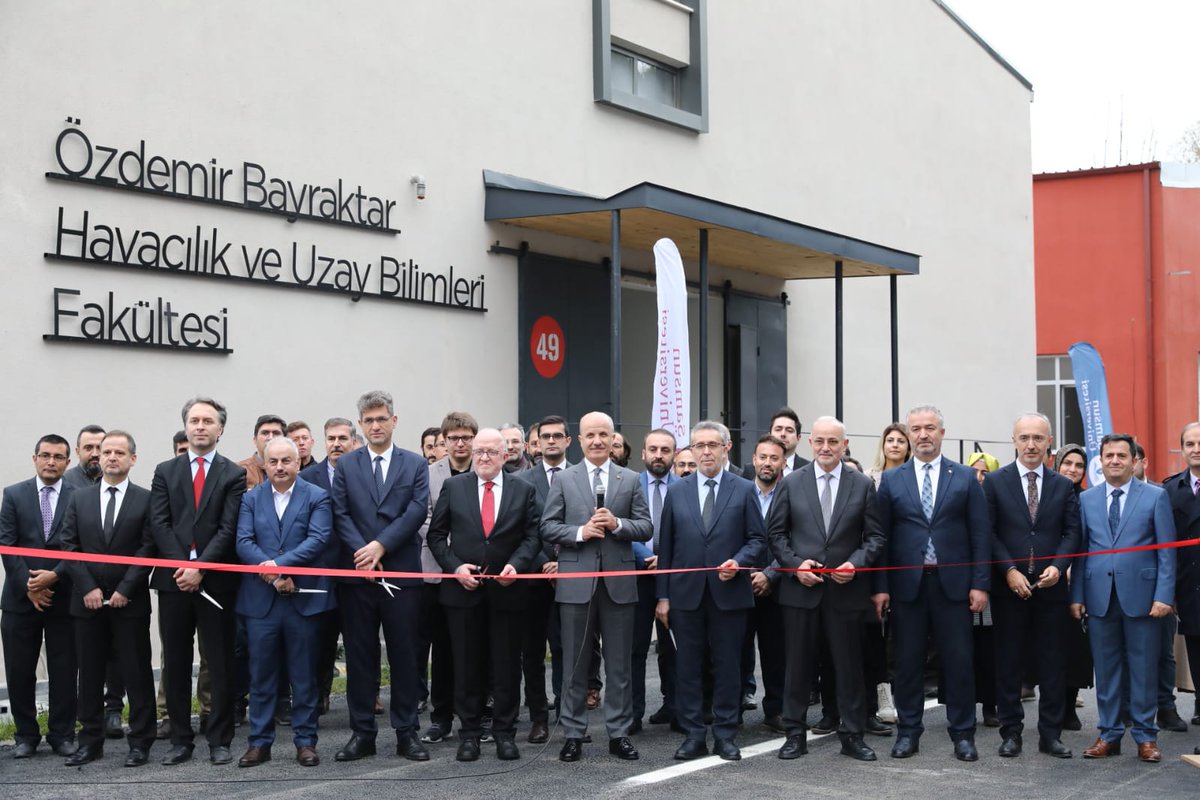 Cumhurbaşkanımız Sayın <a href="/RTErdogan/">Recep Tayyip Erdoğan</a>’ın teşrifleriyle <a href="/samsun_univ/">Samsun Üniversitesi</a> Ballıca Kampüsünde Özdemir Bayraktar Havacılık ve Uzay Bilimleri Fakültesi ile Mimarlık ve Tasarım Fakültesi yeni binalarının açılışına katıldık. Yeni fakülte binalarımız ülkemize ve öğrencilerimize hayırlı olsun.