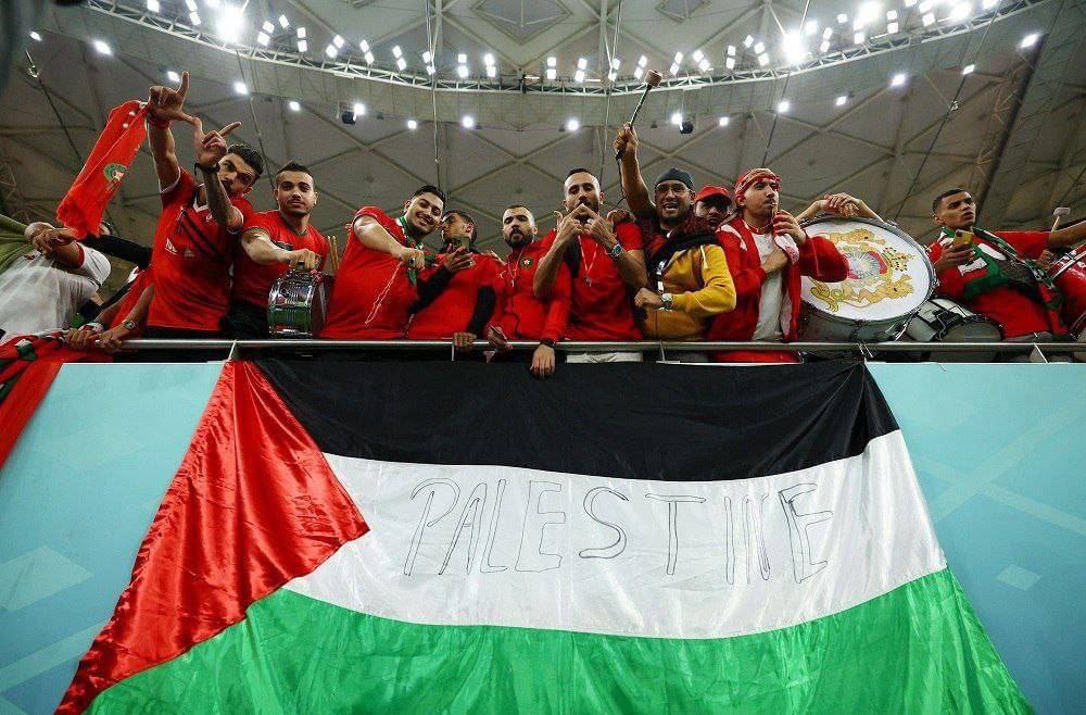 asfalarf's tweet photo. فلسطين في قلوب العرب والعراقيين .

المنتخب المغربي يرفع علم دولة فلسطين العربية .
#المغرب_أمل_لإنتصار_العروبة https://t.co/HGOeAvD6C7