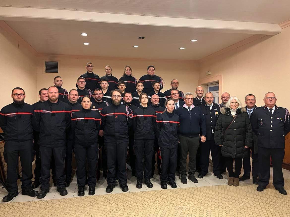 acharpentier85's tweet photo. 🚒🚨 Ceremonie de la Sainte Barbe du centre de secours de Saint Michel en L’herm en présence des 4 maires. Merci à Dimitri Quereau et aux sapeurs pompiers volontaires qui ont assuré l’année passée 365 interventions. Très heureux de représenter @a_leboeuf  et Berangere Soulard 🚒 https://t.co/J4lYMoZkvW