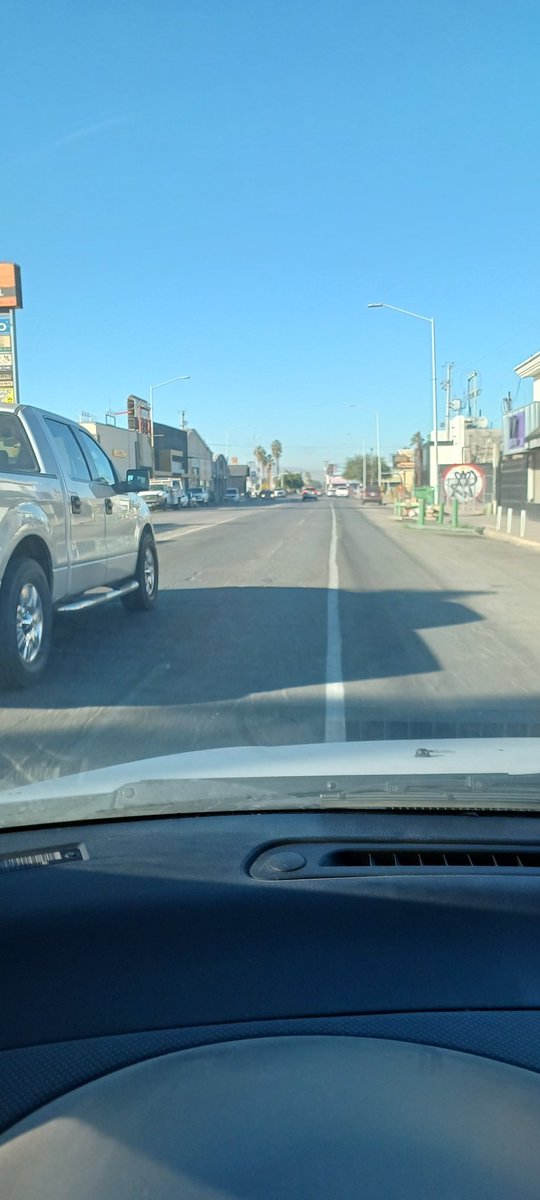 aherrerafelix's tweet photo. Una línea blanca a medio carril Calz. Aviación #Mexicali que pintó algún carro por error (quiero pensar) causa mucha confusión y estuvo a punto de causar un accidente @MarinadelPilar @GobiernoMxl @AguilasDeMxli https://t.co/TTCmG9Oq7z