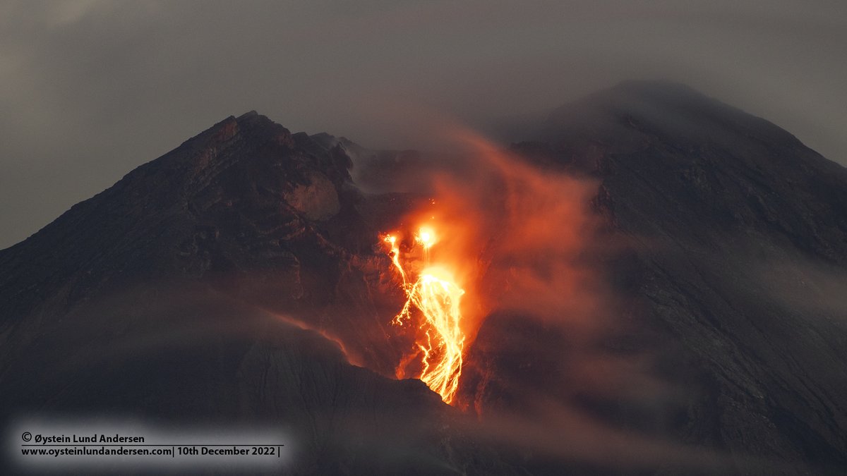 Incandescent rock avalanche from Semeru volcano🌋East Java🇮🇩 tonight 10th December.