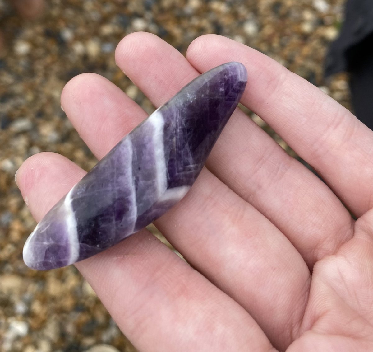 travelerkitty's tweet photo. Rock found this morning at Rogers park beach. Is this amethyst?? #rockidentification #rockfind #rogerspark https://t.co/NB3cMYxdBr