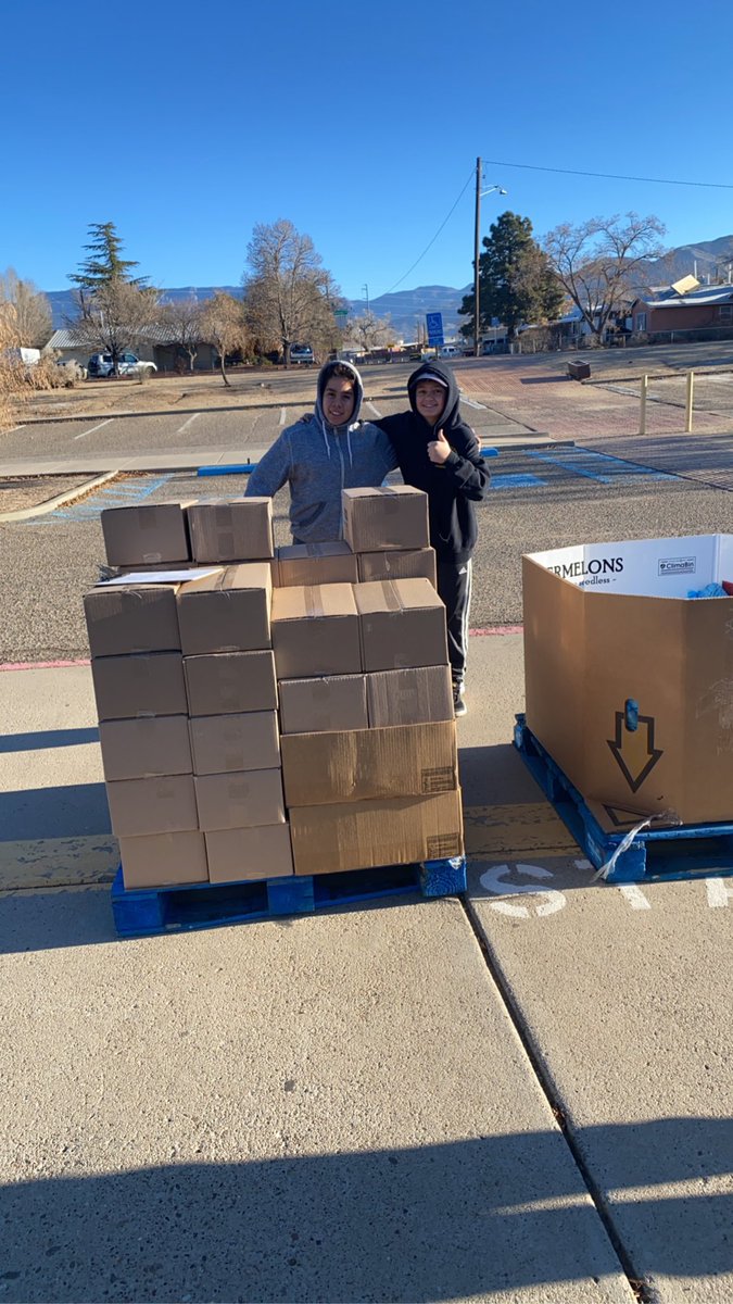 AtomicStephanie's tweet photo. Our student council president and vice president helping give back to our community. We had amazing volunteers and families served today at our roadrunner mobile food bank. #wearegrant @gms88254660 @APSLZ4 @ABC_Partnership https://t.co/H70BDMCEg0
