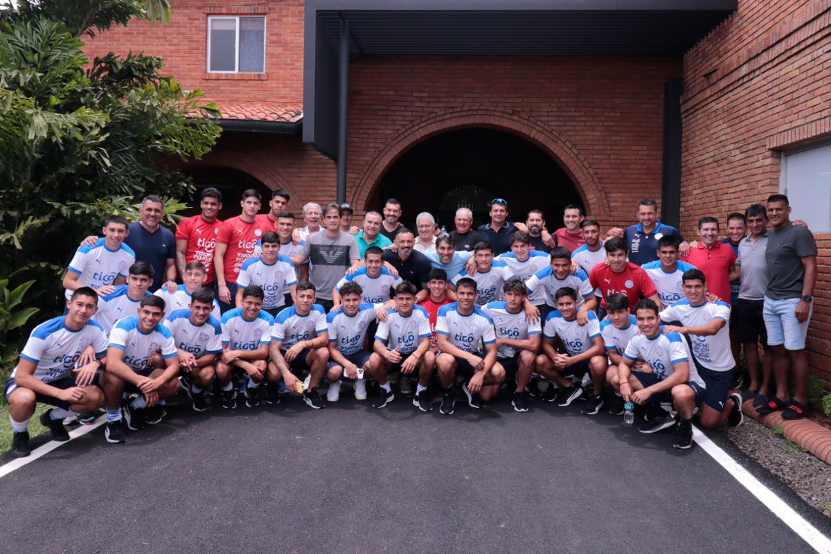 Albirroja's tweet photo. 𝐑𝐞𝐞𝐧𝐜𝐮𝐞𝐧𝐭𝐫𝐨 𝐝𝐞 𝐡𝐢𝐬𝐭𝐨́𝐫𝐢𝐜𝐨𝐬 🇵🇾

El CARDE fue escenario de una convocatoria albirroja muy emotiva.

🔗 https://t.co/tMOrgwimYs https://t.co/jvMzZDUDLo