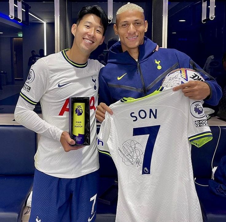 2sonpics's tweet image. welcome to 2son pics, daily photos and videos of the players @richarlison97 and @Sonny7 💙💛