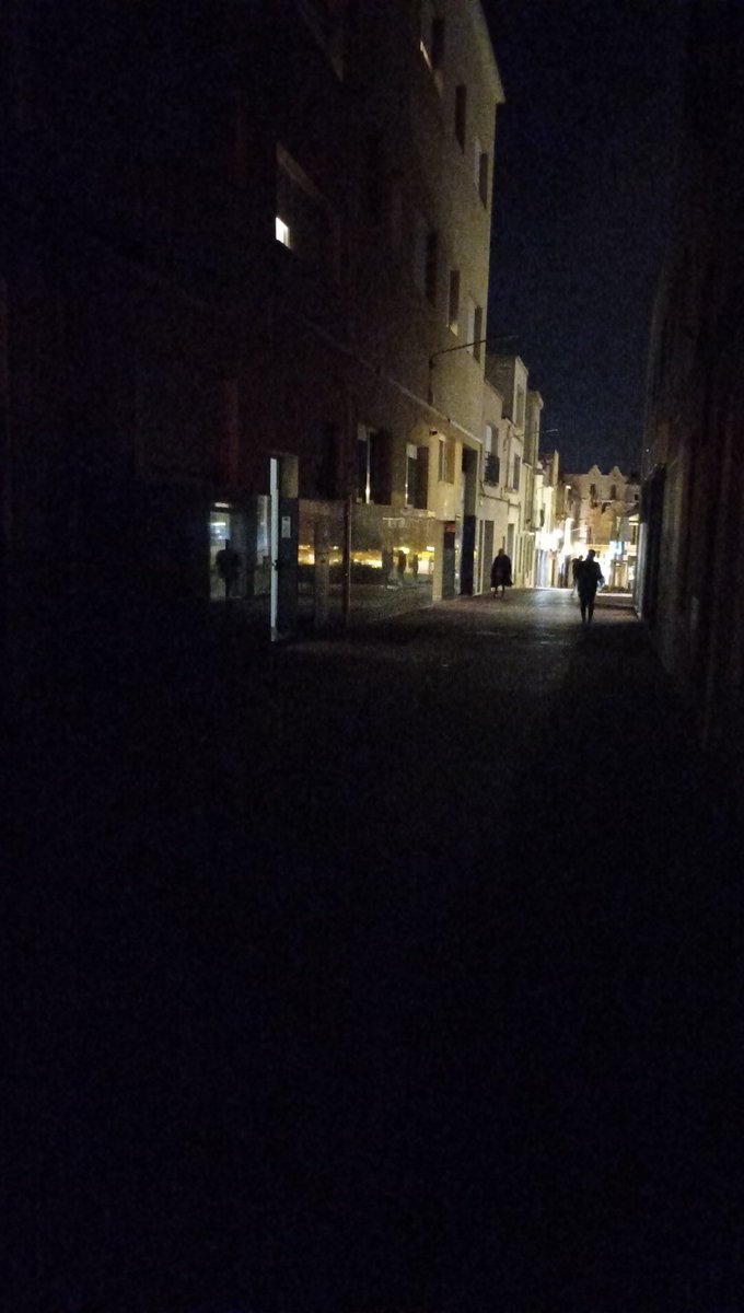 Al primer tram del carrer sant Llorenç portem dos dies sense llum al carrer, fa por sortir al carrer.
<a href="/jordi_ballart/">Jordi Ballart Pastor</a> <a href="/ajterrassa/">Ajuntament de Terrassa</a>