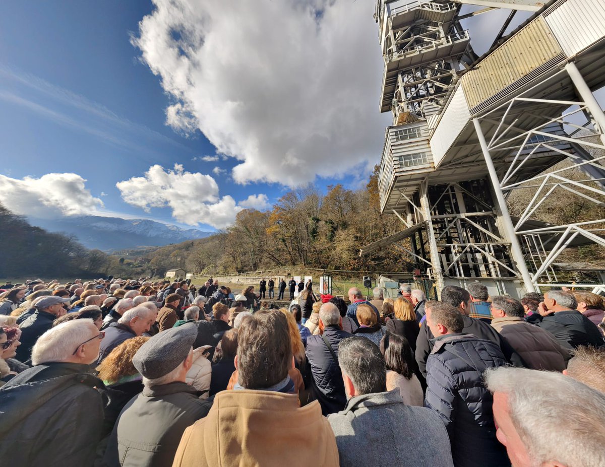 ColminasAsturia's tweet photo. Algunos de los momentos mas emotivos del entrañable homenaje realizado hoy en el Pozo Monsacro a los 107 mineros fallecidos en el coto carbonifero Riosa-Morcin desde 1846 a 2014 #Riosa #Morcin #Hunosa #mineria #homenaje #familiaminera #cuencasmineras https://t.co/UNGYI0OQMx