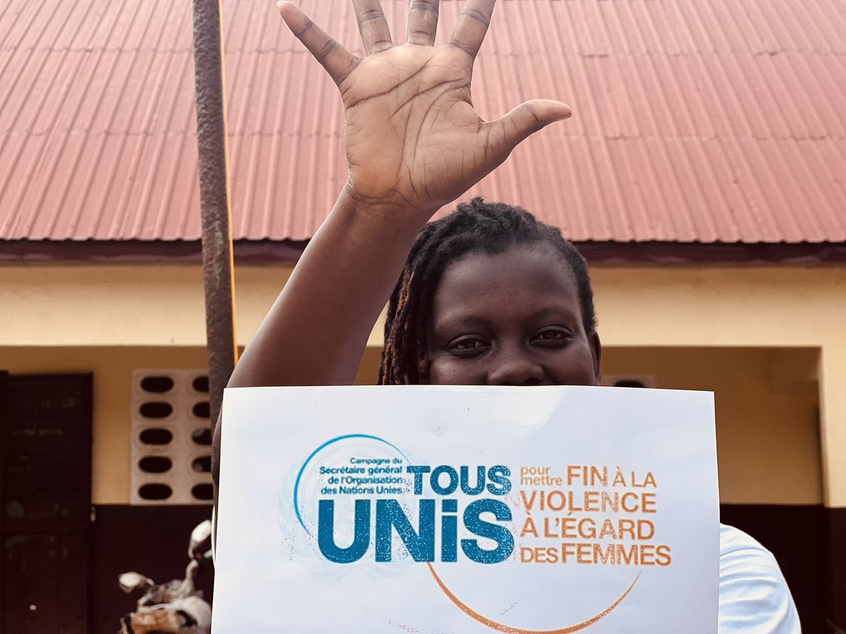 FacelyKonate1's tweet photo. A l’occasion de la #JournéeDesDroitsDelHomme qui marque également la fin des 16 jours d'activisme contre les #VBG,nous étions ce samedi au GS Mariame Lamah pour échanger avec les élèves sur la problématique des droits humains, les VBG et le cyber-harcèlement. Merci à tous. https://t.co/2YrsrIMIB5