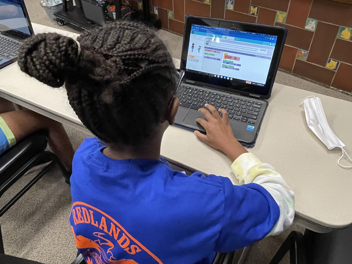 RedlandsSTEAM's tweet image. Girls in @RedlandsUSD learning to code #DayofCoding #CSEdWeek2022 @RedlandsUSDSupt @CSforALL @CSforCA #RUSD2025 #CSinRedlands