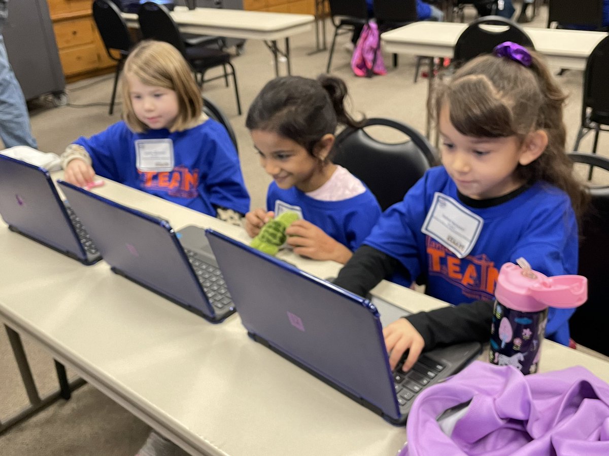 RedlandsSTEAM's tweet image. Girls in @RedlandsUSD learning to code #DayofCoding #CSEdWeek2022 @RedlandsUSDSupt @CSforALL @CSforCA #RUSD2025 #CSinRedlands