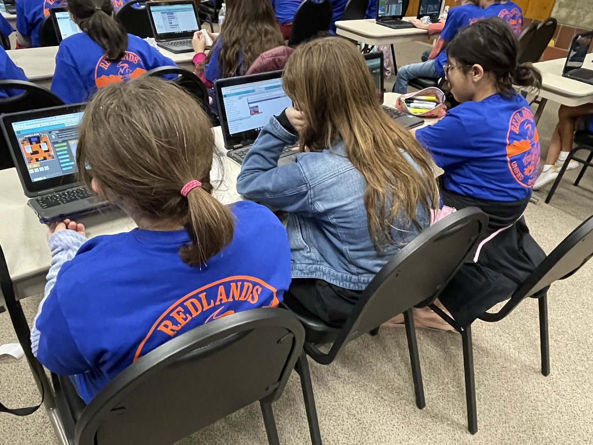 RedlandsSTEAM's tweet image. Girls in @RedlandsUSD learning to code #DayofCoding #CSEdWeek2022 @RedlandsUSDSupt @CSforALL @CSforCA #RUSD2025 #CSinRedlands