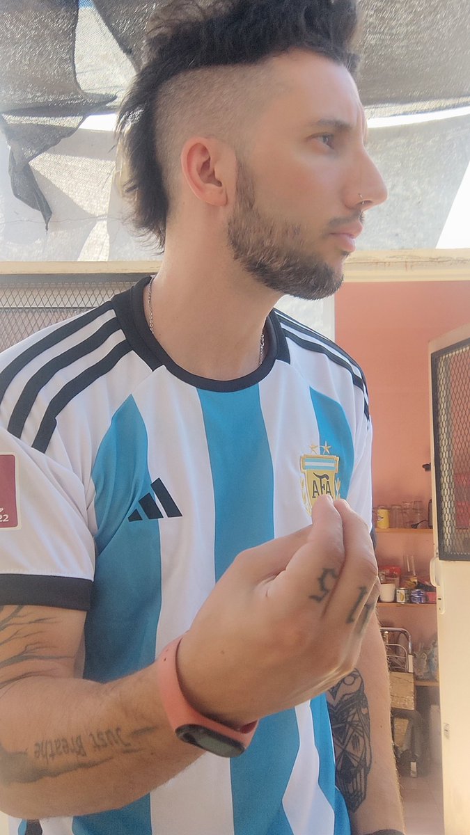 SebaGranate's tweet image. - Que mirás,bobo? Andá pa allá,bobo.
La camiseta de la selección está en @cenretro