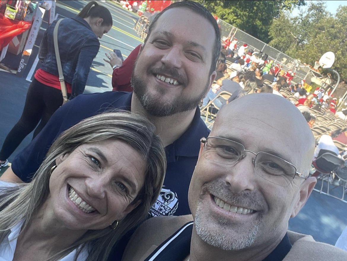 Representing the <a href="/MDCPSSouth/">South Region Office</a> <a href="/MariTereMDCPS/">Mari Tere Rojas🍎</a> Gift Giveaway! Singing, Dancing, and Giving!