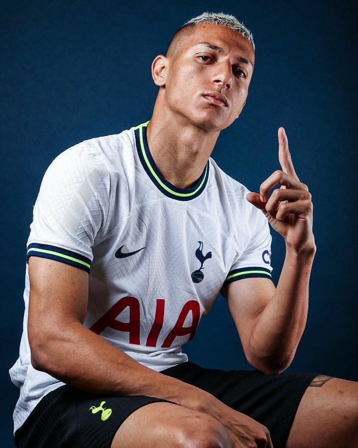 Conheça mais sobre a vida e carreira do nosso querido pombo Richarlison. Como ele saiu de Nova Venécia, Espírito Santo para ser uma das maiores estrelas do futebol mundial. 💙🕊️

Segue a thread;