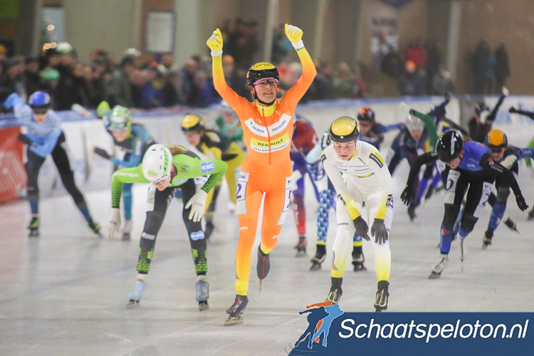 Schaatspeloton's tweet photo. Oranjepakdraagster Sofia Schilder wint in Deventer https://t.co/PUv4DhI3UX #marathonschaatsen #meermarathon #schaatsen #deventer #descheg https://t.co/WJOeHImPhY