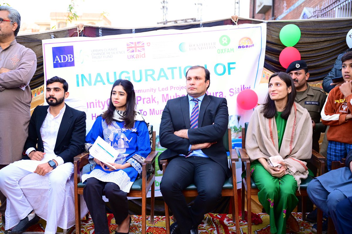 iHajraa's tweet photo. 📌The inauguration of #ADB-#UCCRTF funded project, Community Green Park in Sialkot was held today.
@UdarOfficial regarded it as an exemplary project across Sialkot & requested DC for its extension.
@DC_Sialkot ensured that he will work towards its expansion under PCIP.
#BRUC https://t.co/KcLQLpylVP