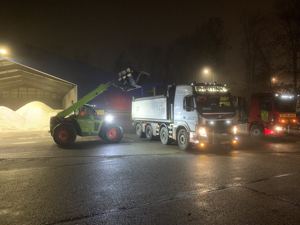 Vanavond een preventieve gladheidsronde Flevoland opgestart. Met de aanwezige mist is het een ‘kleine wereld’. Pas snelheid aan en haal niet in. #flevoland
