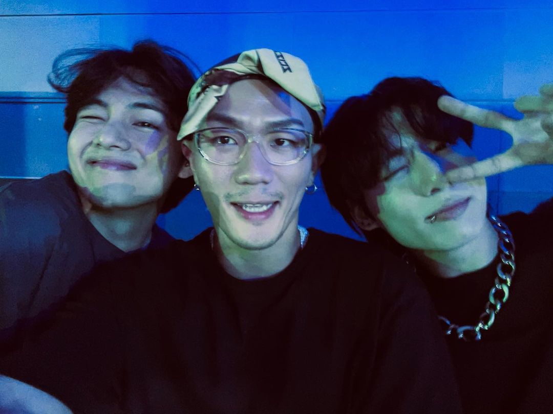 borahaehourly's tweet photo. the closest we've had to a selca taekook this year https://t.co/Yth7kiU7Wk
