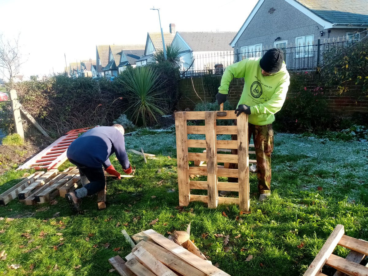 InZeitgeist's tweet image. Nigel (wildlife defenders +) &amp;amp; Geoff (renew wellbeing &amp;amp; much more) making pallet wood woodchip path borders