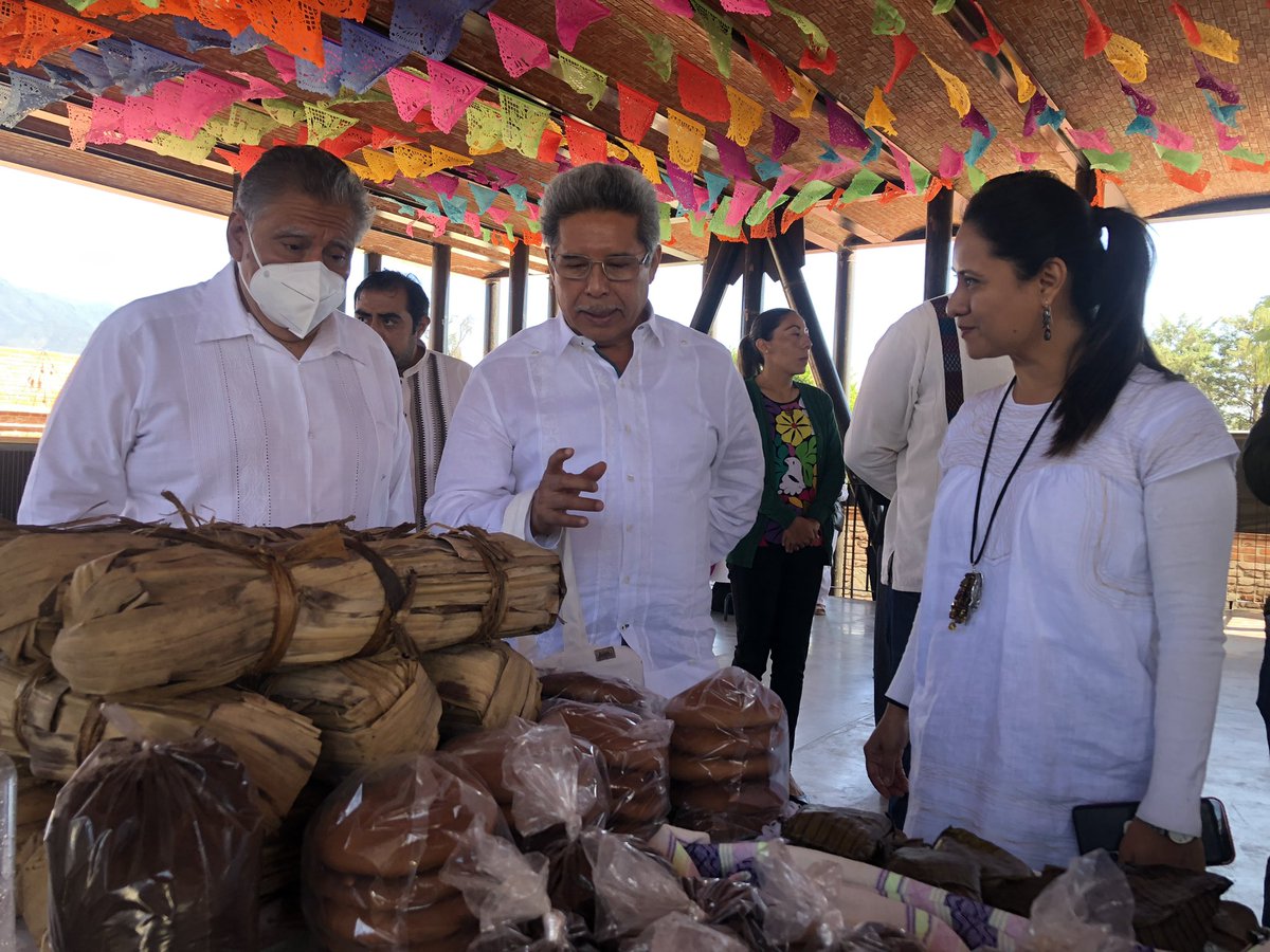 En esta primera actividad productoras y productores de la Sierra Juárez comparten gastronomía, artesanías y cultura con las y los visitantes.
La música también se hace presente con la participación de la Banda de Música Infantil y Juvenil San Mateo de Capulálpam de Méndez.