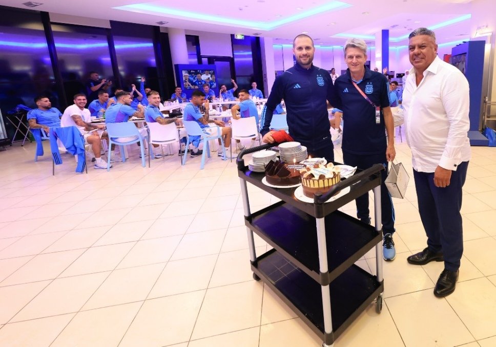 C_Claverie's tweet photo. Gracias @tapiachiqui y @Argentina por el día de cumpleaños compartido ayer en Qatar, y por la clasificación a semis como regalo.

Lástima vivirlo lejos de casa, pero que bueno pasarlo conociendo tanta gente linda. Y feliz cumple @damianalbil. https://t.co/DuXXVllEFt
