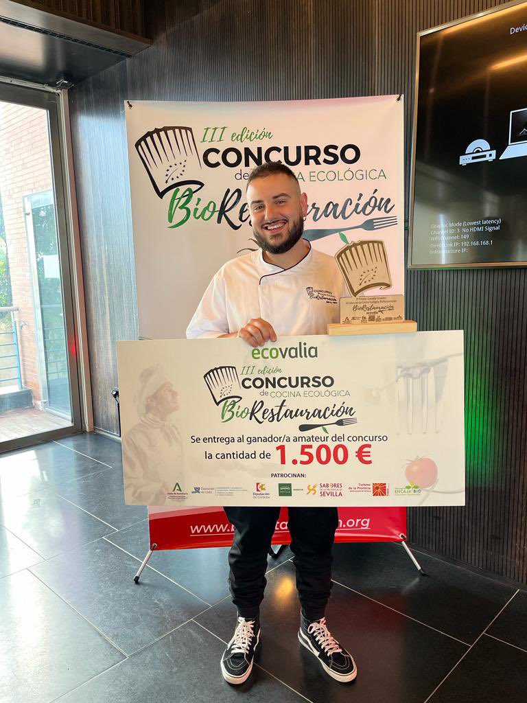 ComparsaFR's tweet photo. Qué comparsa estamos cocinando!!! 
Nuestro querido @elhijo_lanamari ha sido premiado por su buen hacer culinario. Muy orgullosos de ti, compañero ❤️😋 https://t.co/lSzgal8BYa