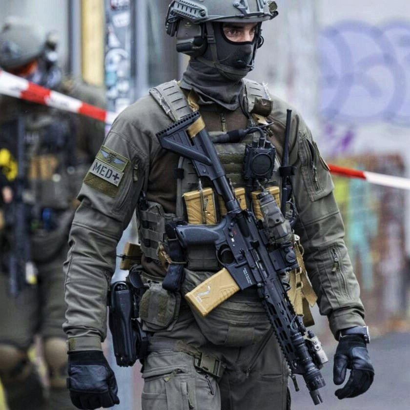 tacticalporn's tweet image. 🇩🇪Hesse SEK #Polizei #TacticalUnit

- HK 416 A5 + SlimLine Handguard + Aimpoint Micro T2 &amp;amp; 3x Magnifier + Rheinmetall LM-VTAL aiming laser + Surefire light

- Ops-Core FAST High Cut helmet

- 3M Peltor Comtac

- Lindnerhof Plate Carrier

- CeoTronics MultiPTT 3C

- UF Pro uniform