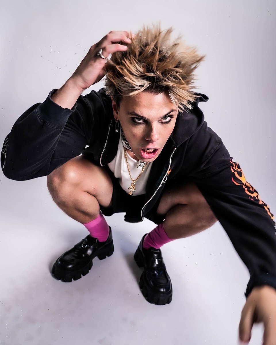 yungblud's tweet image. blondes av more fun. goin away for abit. bye ily 🖤🖤🖤