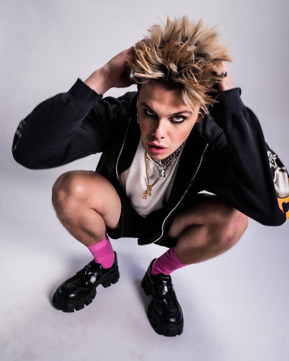 yungblud's tweet image. blondes av more fun. goin away for abit. bye ily 🖤🖤🖤