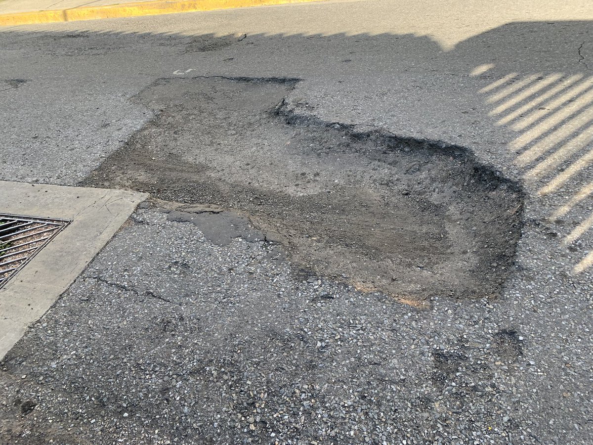 maufiguera's tweet photo. Desde el 18/10 los vecinos y transeúntes debemos sortear este ENORME hueco ubicado en calle Mosen Sol-Sorocaima de la Urb. El Marqués Parroquia Petare, municipio Sucre la respuesta es “no hay asfalto” @FaroComunitario @VenAppSocial @parnalp @MarujaHerrera1 @lAlcaldiasucre https://t.co/VqZU77lEYp