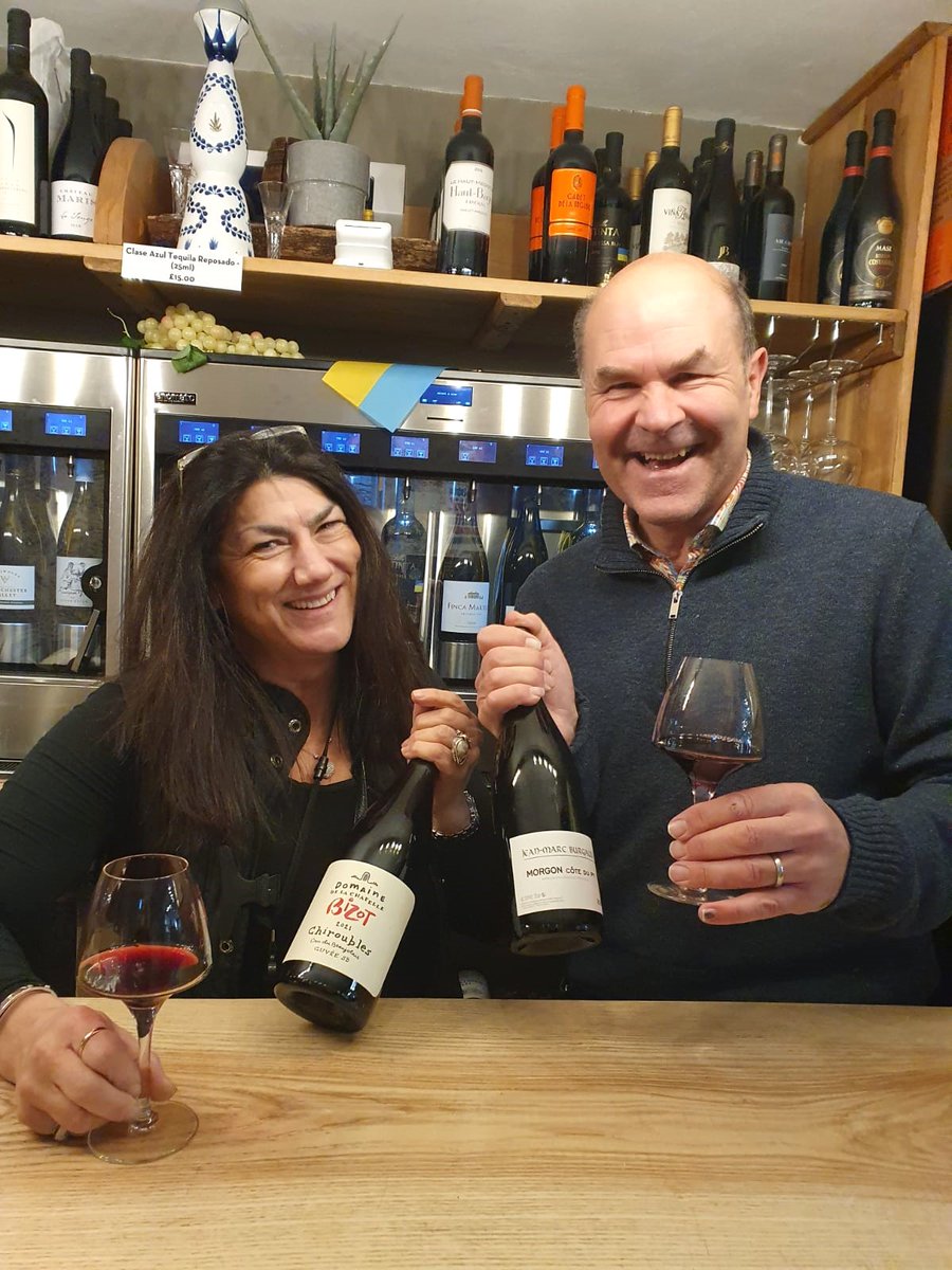 TheWineTipster's tweet photo. With racing abandoned, called in at the excellent
Moreton Wine Merchants &amp; Wine Bar @MoretonWine for an impromptu tasting! They have a fab selection of wines. Visit their shop with wine bar - 30 wines by the glass! Great to see Mel and Matt. #moretoninmarsh #cotswoldlife https://t.co/UifFKjYdLq