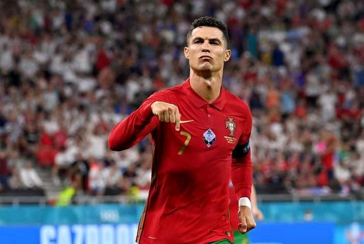 Shahabawan295's tweet photo. #Portugal #Morocco
#FIFAWorldCup

Who is your goat ? 🐐
                 
Ronaldo                             Messi    
Retweet 🔃                       Like ❤️ https://t.co/GjEPATB7Sb