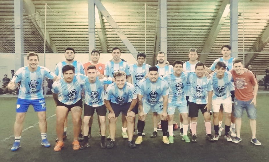 GyTw1902's tweet photo. ASCENDIÓ GIMNASIA Y TWITTER PAAA!!
Los pibes le ganaron 1 a 0 a #TopeirasFC en un partido muy trabado y con mucha pierna fuerte, y pasaron a la final del Torneo.
Los dos finalistas ascienden a la Categoría A. El próximo sábado la final es vs #IpaFC.
#JugaronComoHinchas https://t.co/4TWRffUFzF