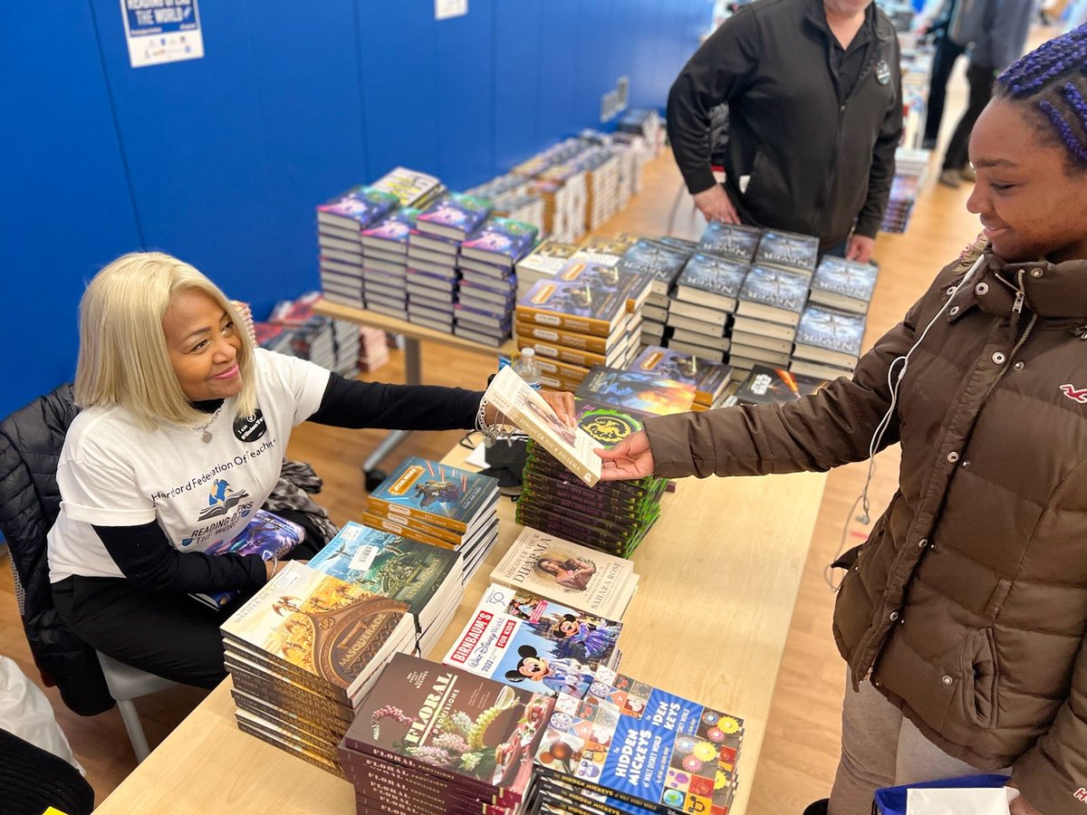 #UnionProud of our #paras 4 teaming up w/@HFT1018, @NFEPUnion & @AFSCMECT4 siblings to make #HolidaySeason brighter 4 students & families; TY @AFTUnion & @FirstBook for 10K free books to make it all possible! #ReadingOpensTheWorld @AFTTeach @PSRP_AFT @AFTCT @Hartford_Public

–