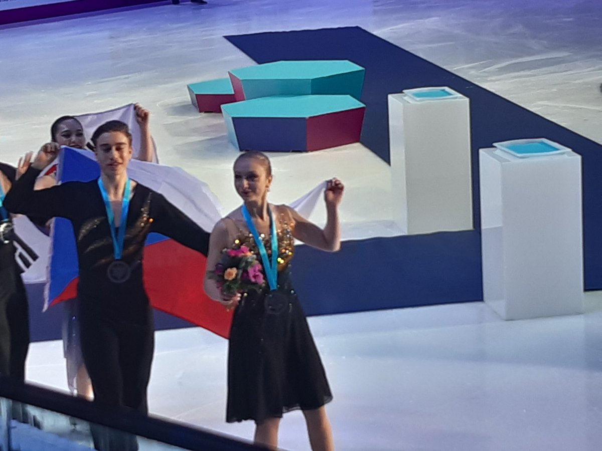 NoNameFace10's tweet photo. Junior Ice Dance Victory Ceremony at #GPFinalTorino #GPFigure22 #GPF2022 
🥇🇨🇦 Nadiia Bashynska and Peter Beaumont 
🥈🇰🇷 Hannah Lim and Ye Quan 
🥉🇨🇿 Katerina Mrazkova and Daniel Mrazek https://t.co/u2SHbolcT8