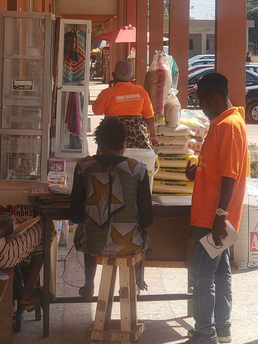Zamani_Foundatn's tweet photo. Zamani Foundation takes 16 days activism to the markets, sensitising the women on referral pathways and the women economic principles @onyimadu @unwomenNG
 @BeatriceEyong @kadppa2 https://t.co/tMXxcCeaZW