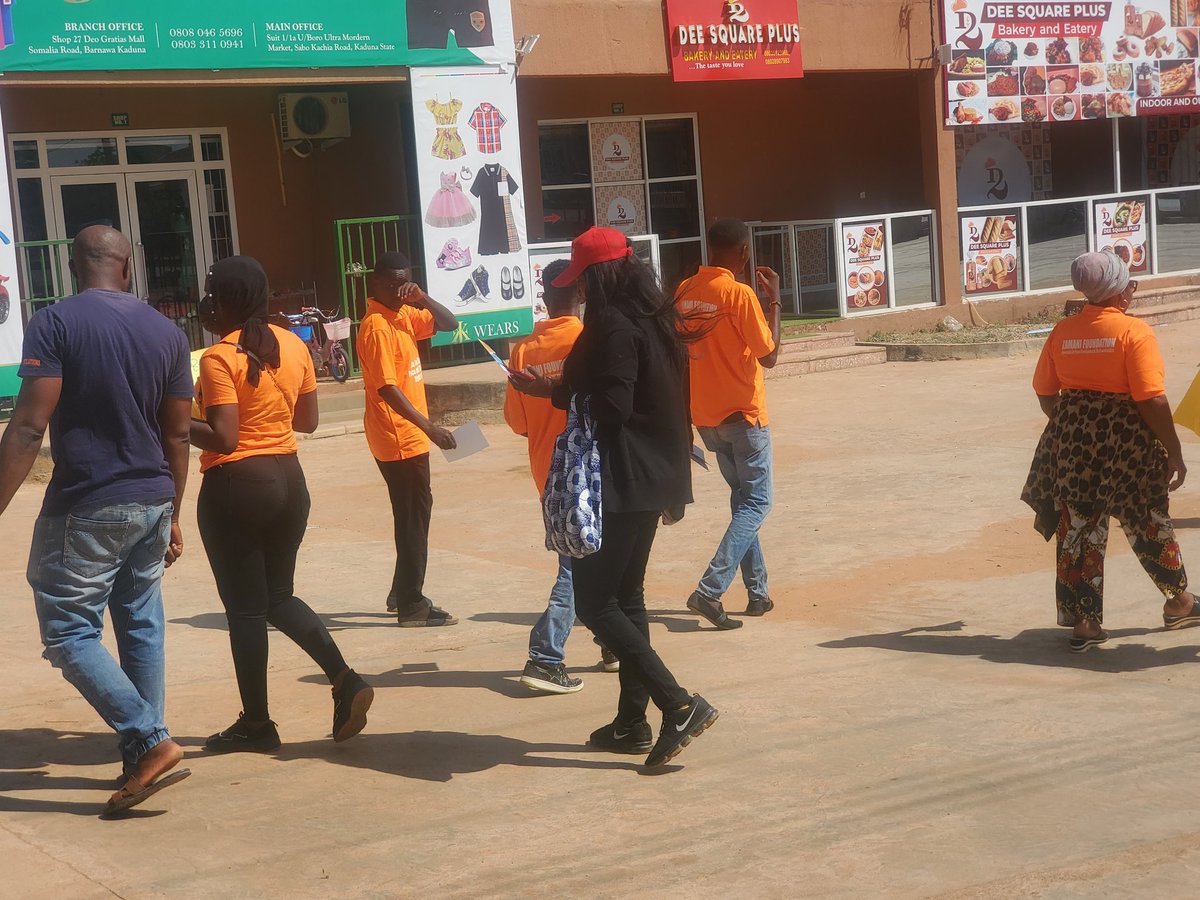 Zamani_Foundatn's tweet photo. Zamani Foundation takes 16 days activism to the markets, sensitising the women on referral pathways and the women economic principles @onyimadu @unwomenNG
 @BeatriceEyong @kadppa2 https://t.co/tMXxcCeaZW