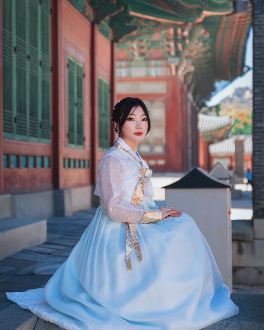 2 pic. Love wearing hanboks ? https://t.co/hfdDYts7kb