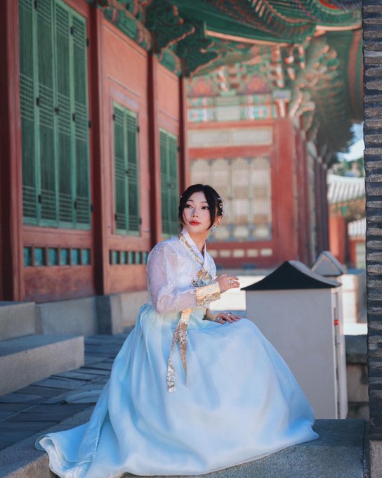 1 pic. Love wearing hanboks ? https://t.co/hfdDYts7kb