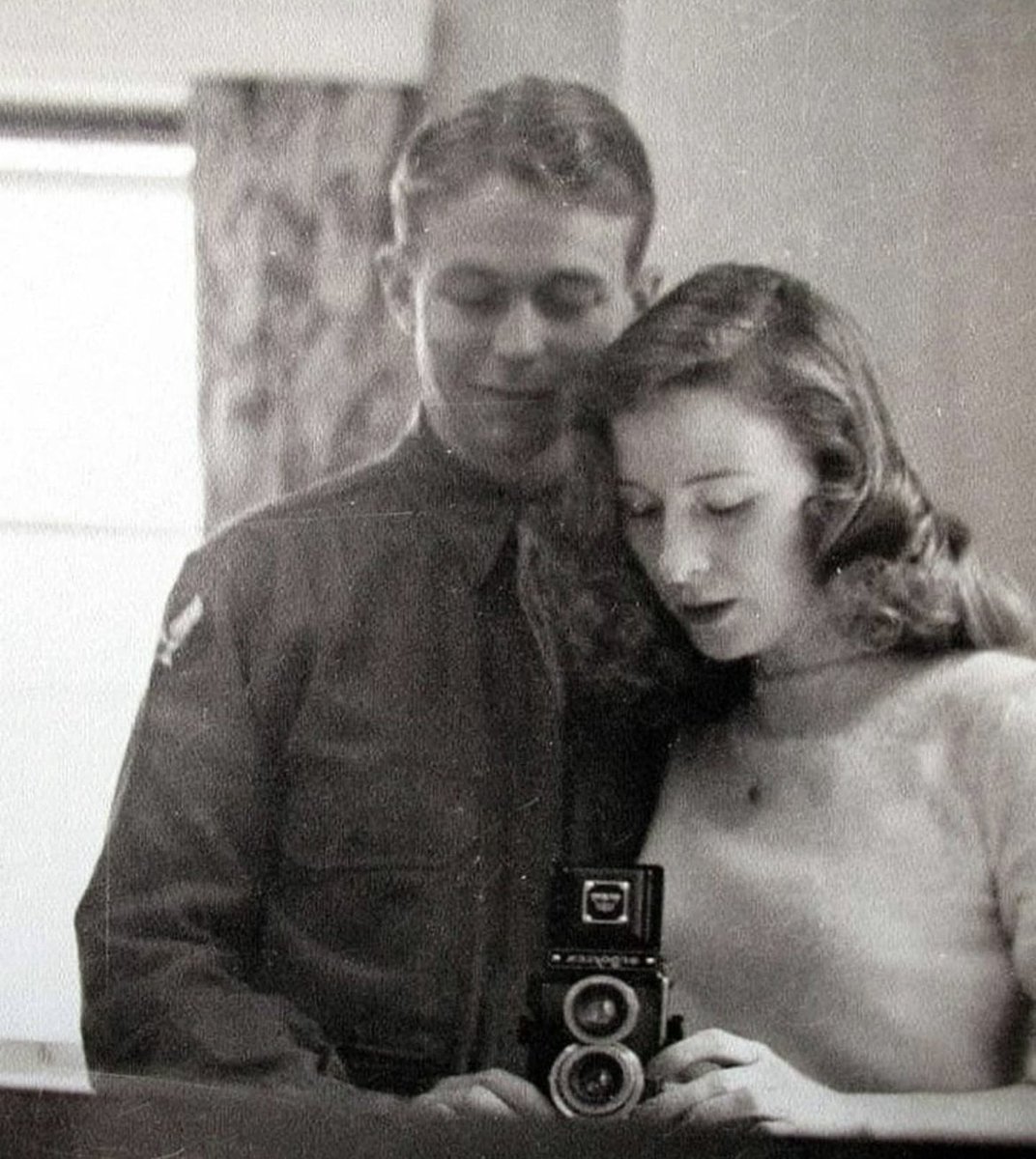 Mirror selfie from 1940s