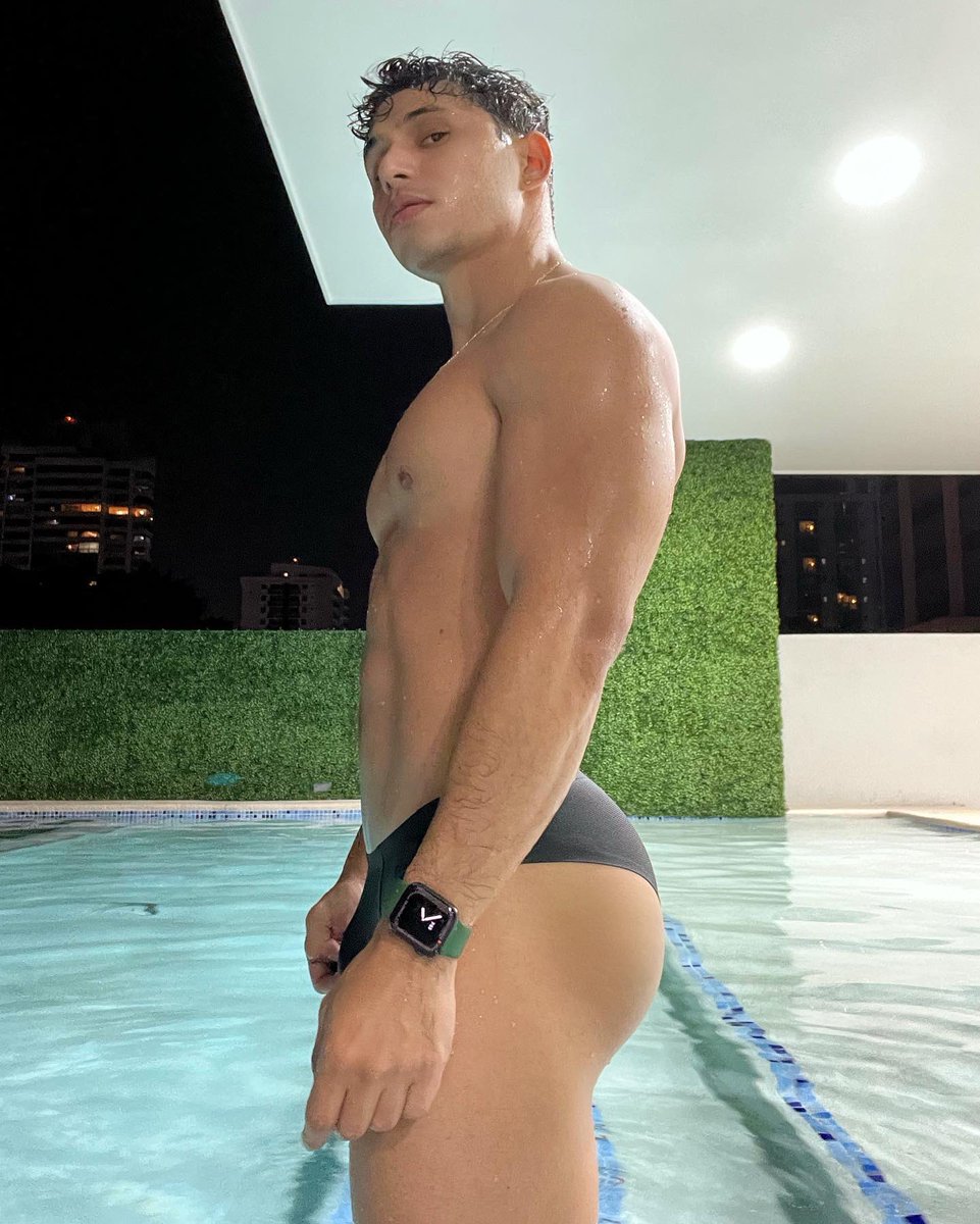 renebyken_'s tweet photo. first night photo in swimsuits 🔥 https://t.co/4cCe0EfzB0