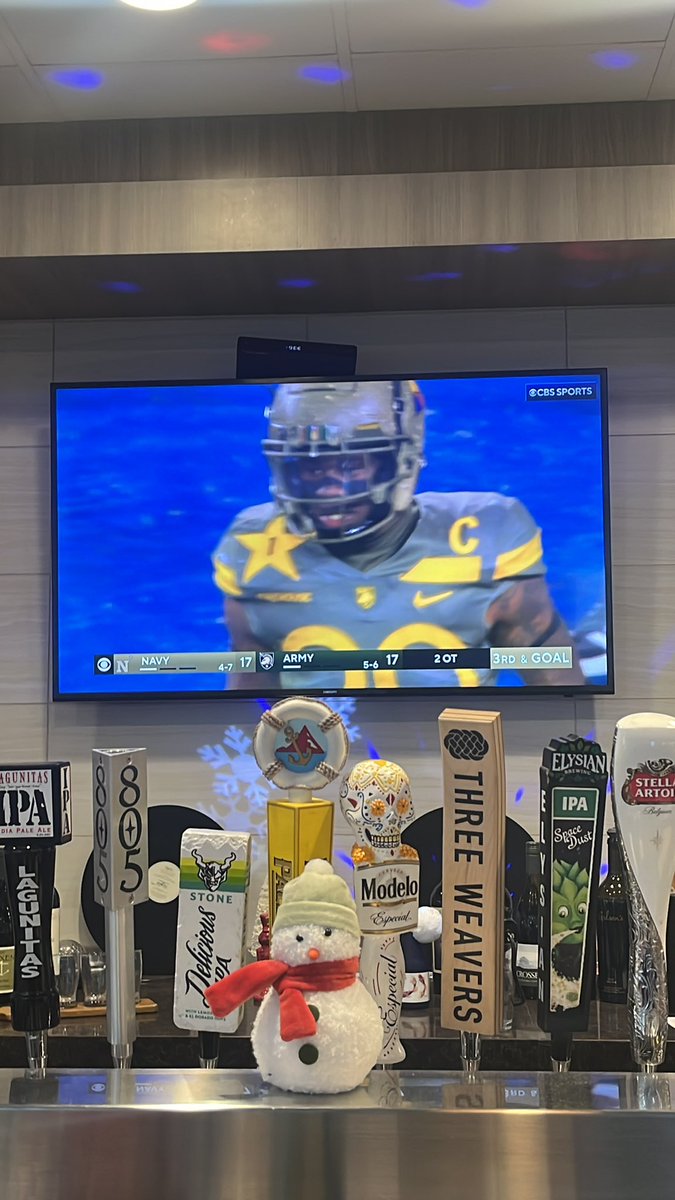 doubleNseven's tweet photo. This army navy overtime is crazy back to back touchdowns on 1st drive ! https://t.co/w8JUJpBVkK