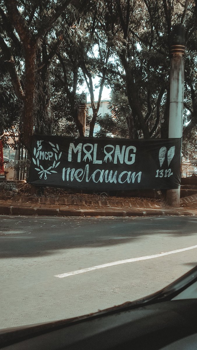 YudiDiar21's tweet photo. tulisan ini keluar sebagai sebuah kritik keras terhadap kasus "kanjuruan" yang mngkn belum bisa hilang dri ingatan kita. dan apakah warg malang akan selamanya memandang polisis dgn sikap yg berbeda atau bergerak, berubah dan berbenah untuk malang yang lebih baik. https://t.co/RnYrsMSolh