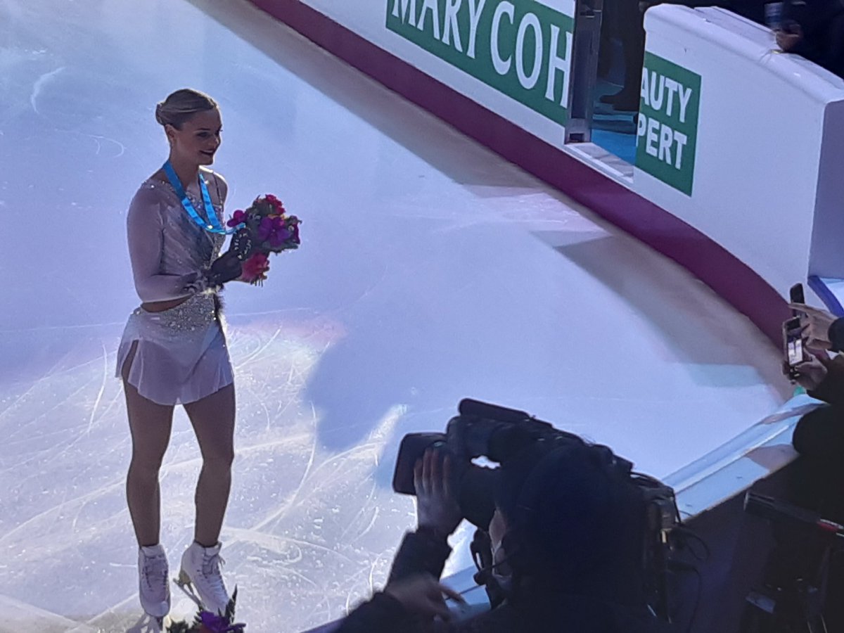 NoNameFace10's tweet photo. Loena Hendrickx 🇧🇪 during Victory Ceremony at #GPFinalTorino #GPFigure22 #GPF2022 https://t.co/6cCbIBV5FU