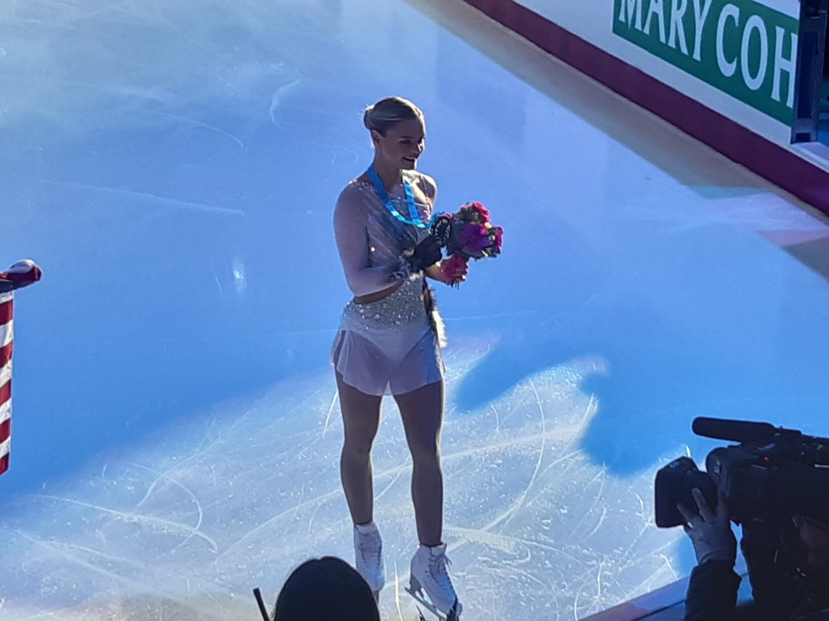 NoNameFace10's tweet photo. Loena Hendrickx 🇧🇪 during Victory Ceremony at #GPFinalTorino #GPFigure22 #GPF2022 https://t.co/6cCbIBV5FU