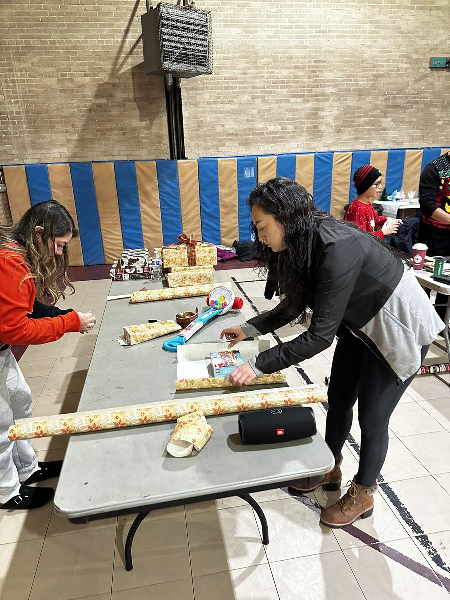 Crecer Chicago BRG (@crecerchibrg) on Twitter photo Thank you <a href="/eriehouse/">Erie Neighborhood House</a> for putting this amazing event for the community. We are glad to help Santa again for the second year in a row! Thank you <a href="/eriehouse/">Erie Neighborhood House</a> for putting this amazing event for the community. We are glad to help Santa again for the second year in a row!